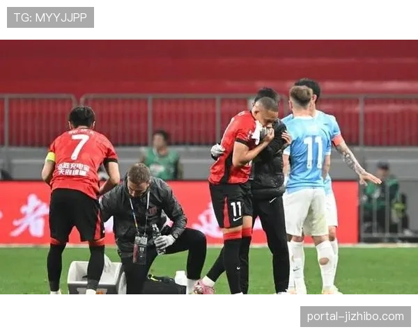 现场：都灵德比爆发大规模冲突，双方各有两名球员被红牌罚下